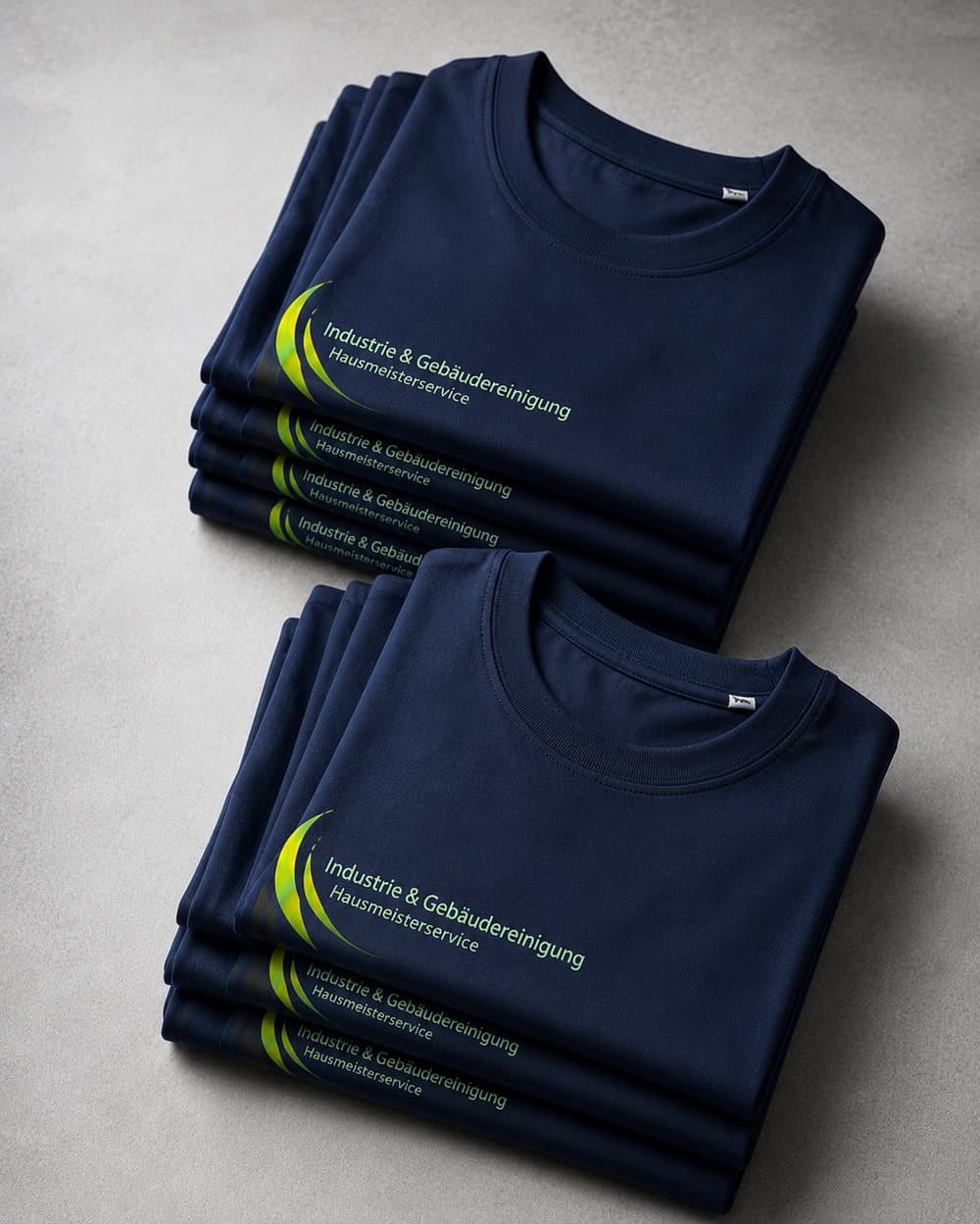 Bedruckte Firmenkleidung von Mehr Auftrag: dunkelblaue Shirts mit Logo Industrie und Gebäudereinigung Hausmeisterservice, Textildruck für ein Reinigungsteam